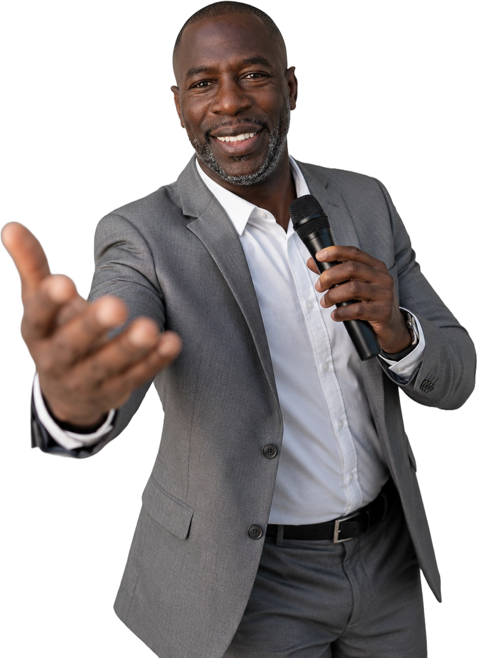 Cassis Sanogo, speaker professionnel, tenant un micro et tendant la main vers le public
